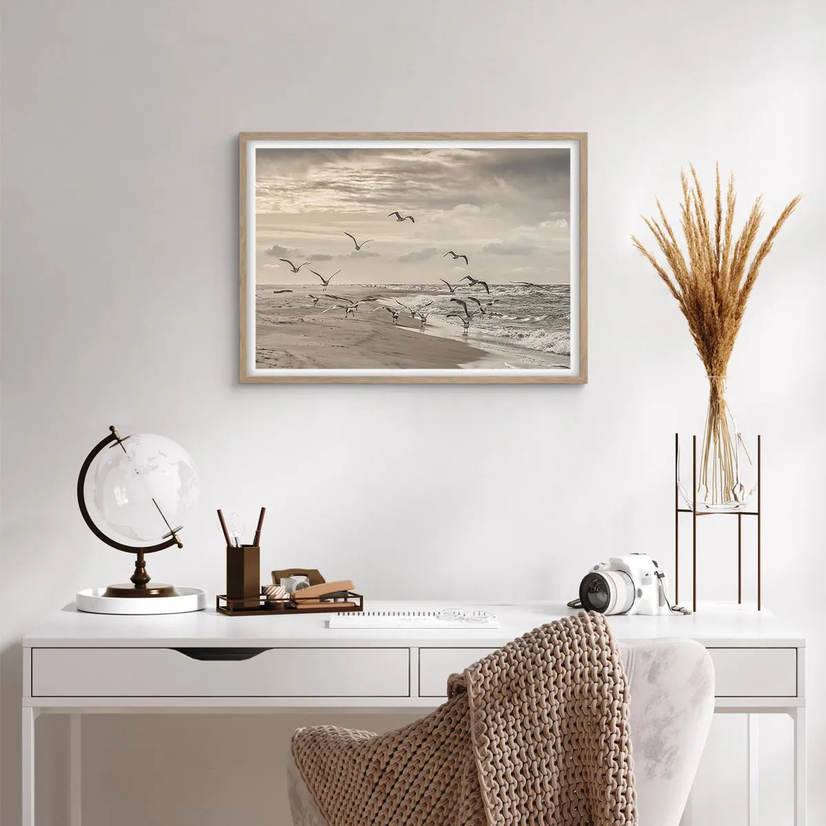 Plakat i ramme af lyst egetræ - Havet brummer, fuglene synger - 70x50 cm