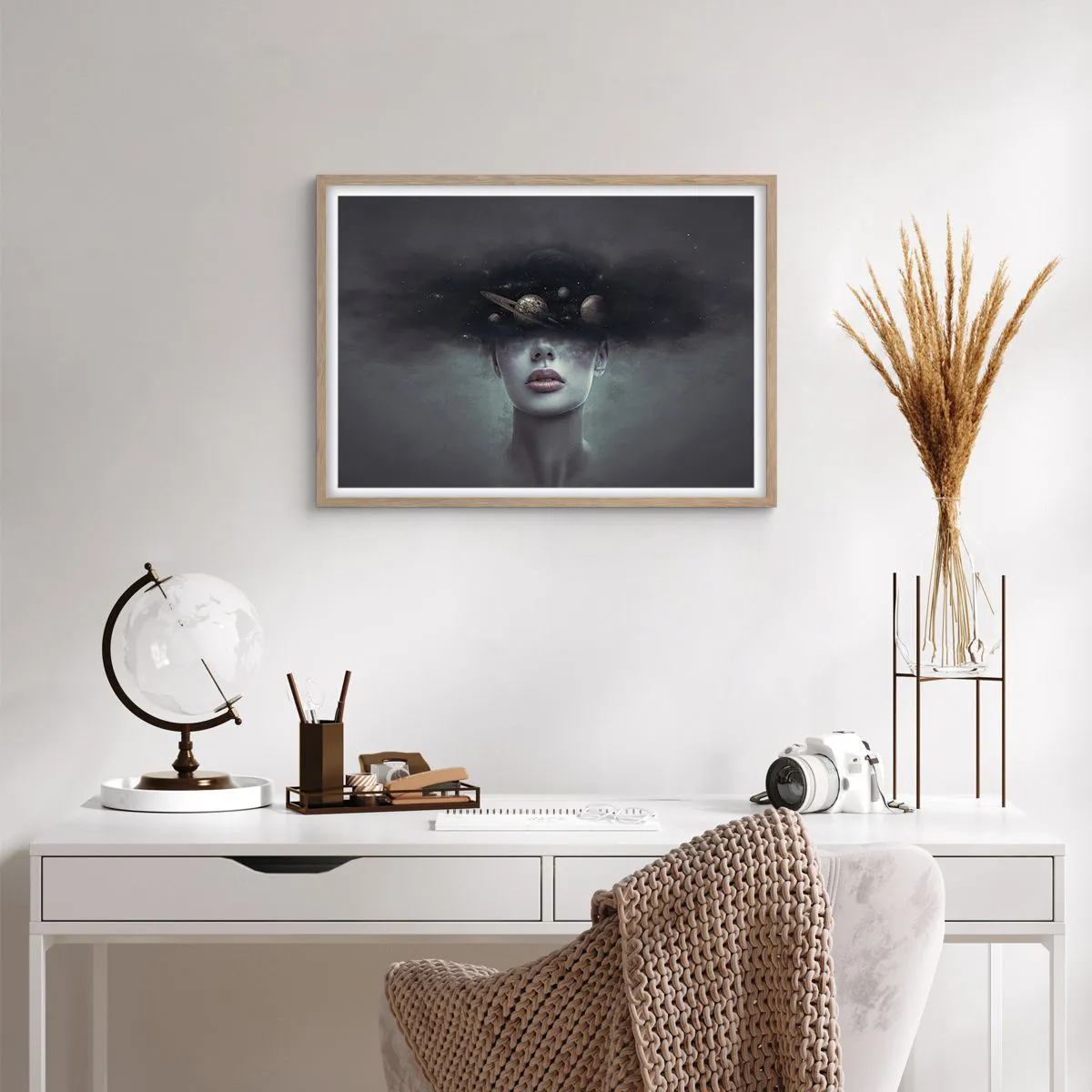 Plakat i ramme af lyst egetræ - Og planeterne er ved at gå amok... - 70x50 cm