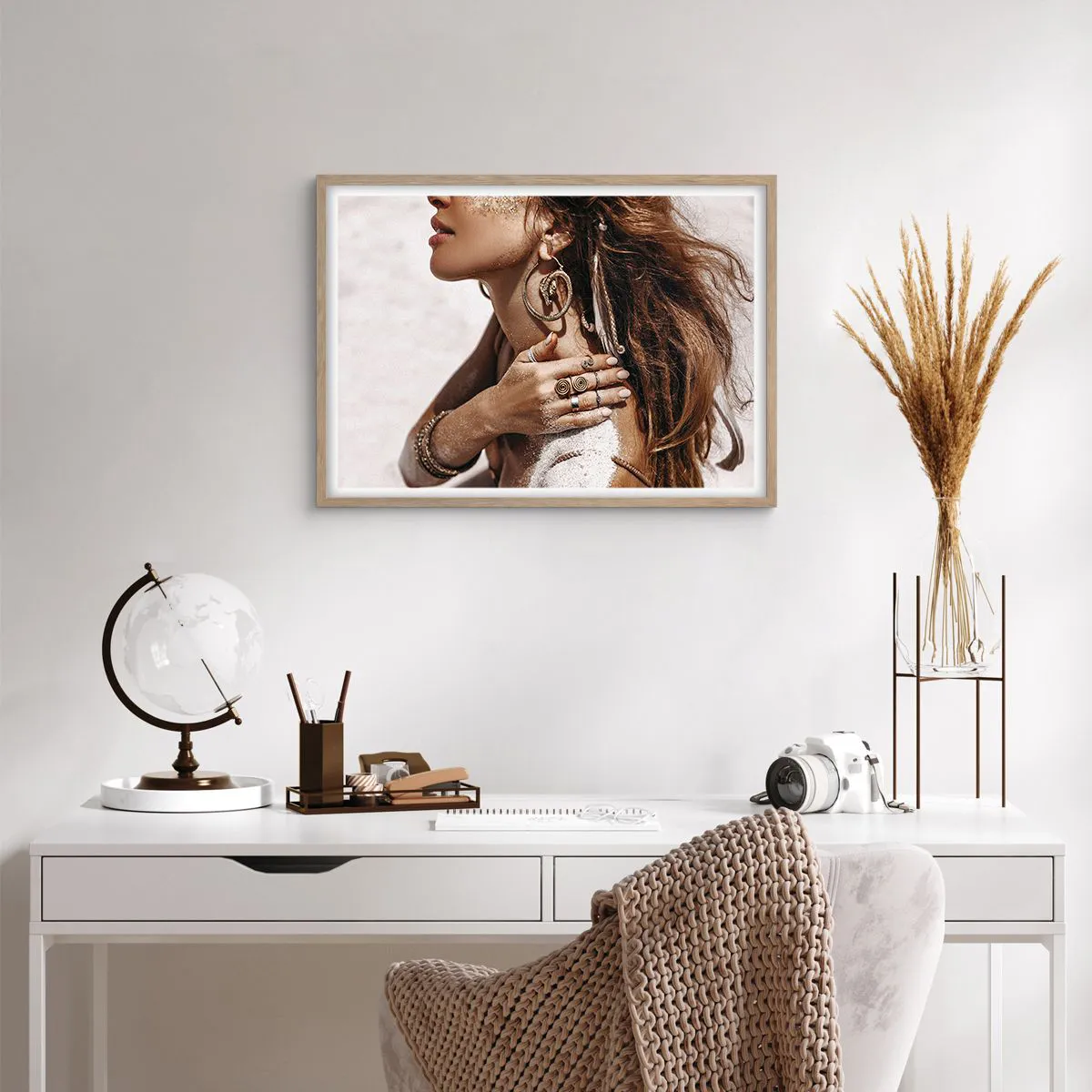 Plakat i ramme af lyst egetræ - Dronning af den vilde strand - 70x50 cm