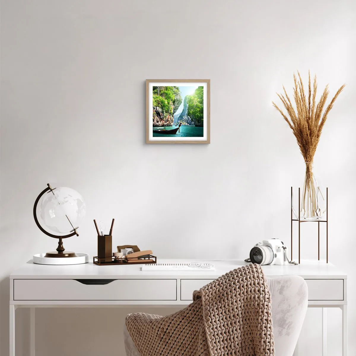 Plakat i ramme af lyst egetræ - En invitation til en eksotisk rejse - 30x30 cm