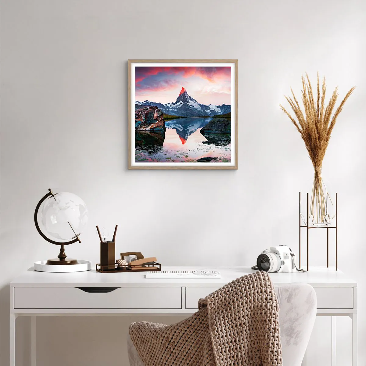 Plakat i ramme af lyst egetræ - Bjergenes hjerte er varmt - 40x40 cm