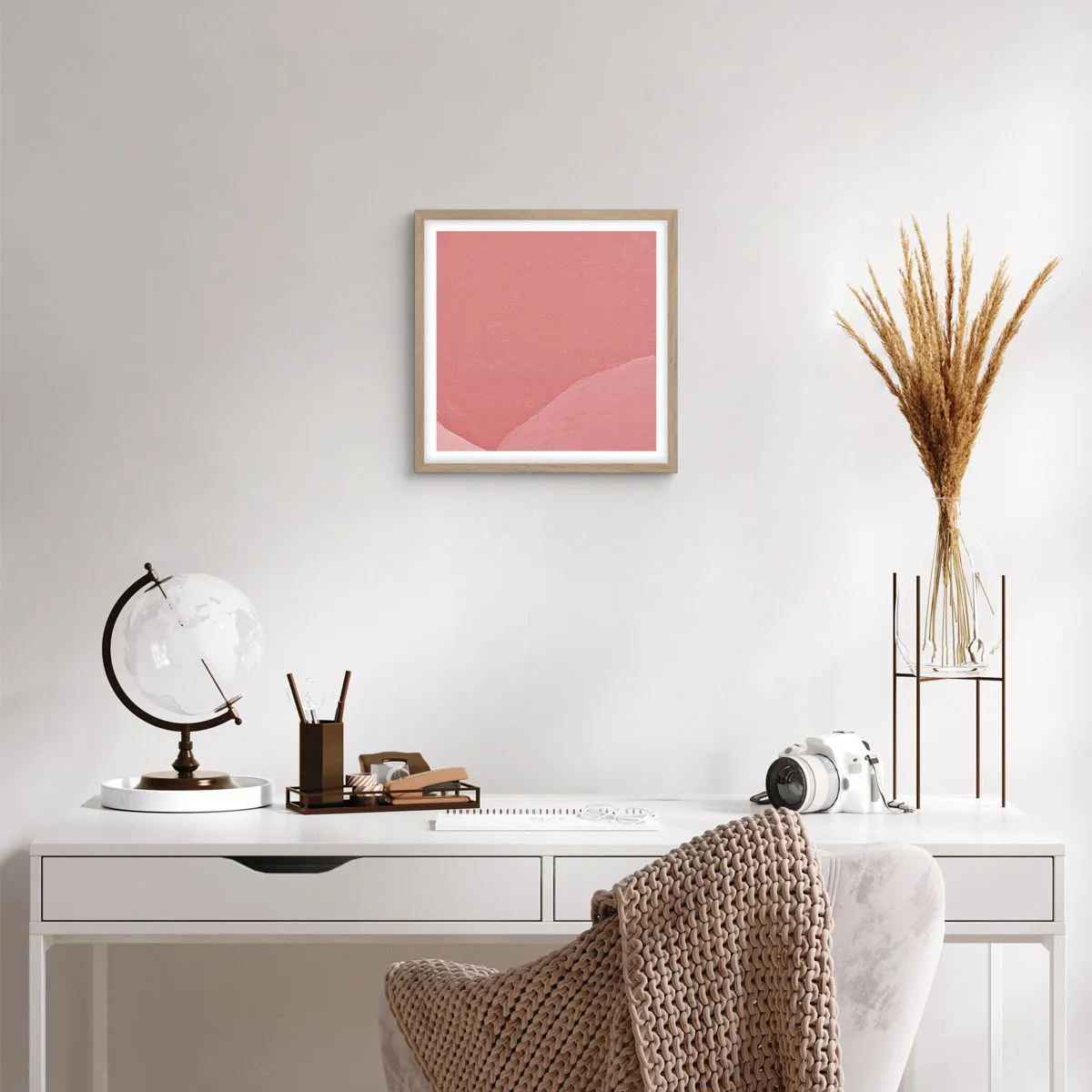 Plakat i ramme af lyst egetræ - Organisk komposition i pink - 40x40 cm