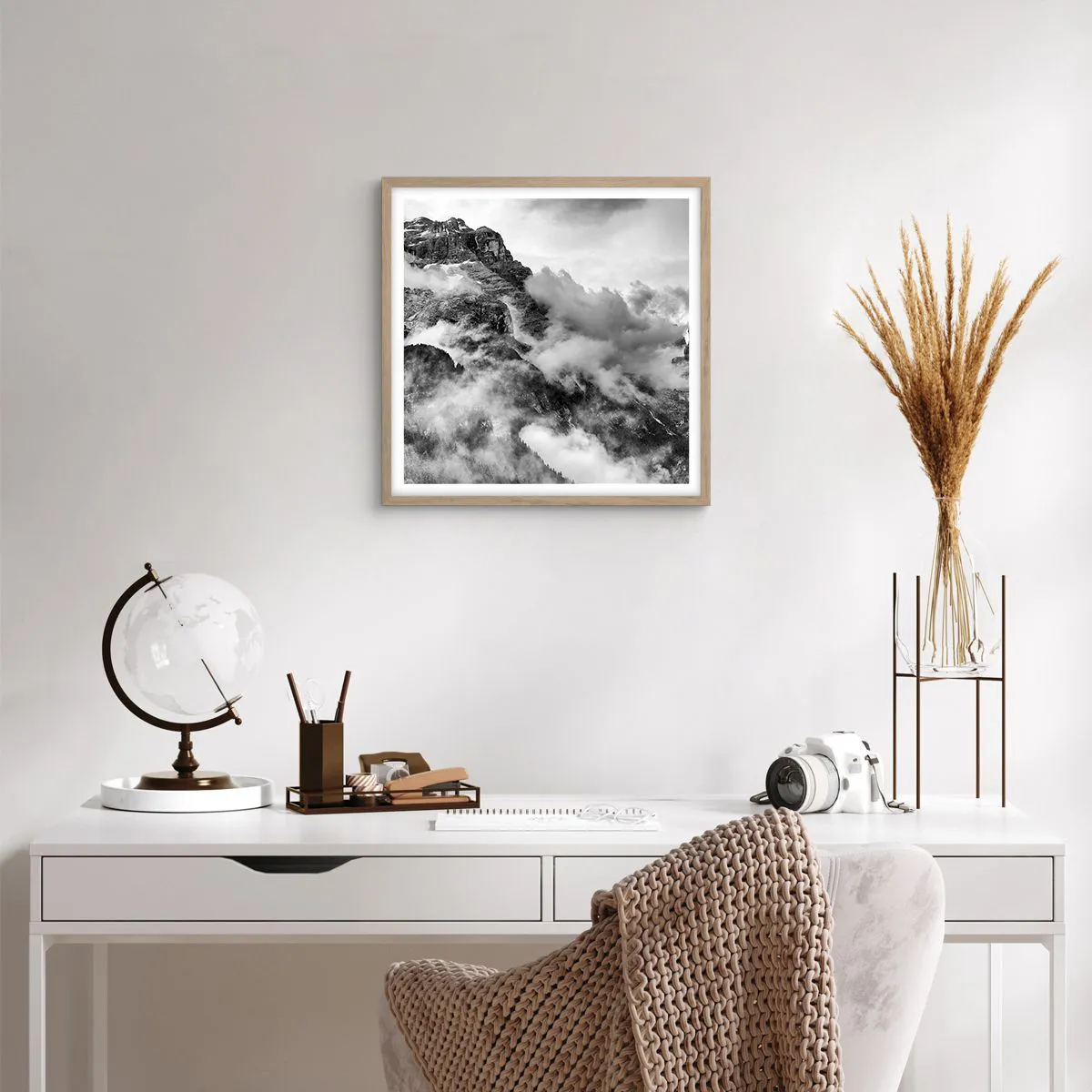 Affiche dans un chêne clair - Poster - Belle et cruelle - 50x50 cm