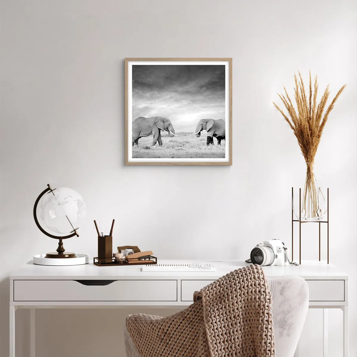 Een poster in een licht eiken lijst - Grijs is mooi - 50x50 cm