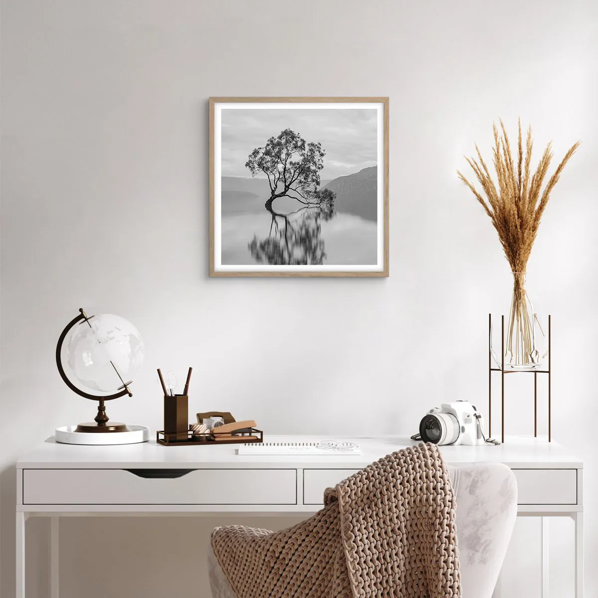 Een poster in een licht eiken lijst - Er is zo'n land - 50x50 cm