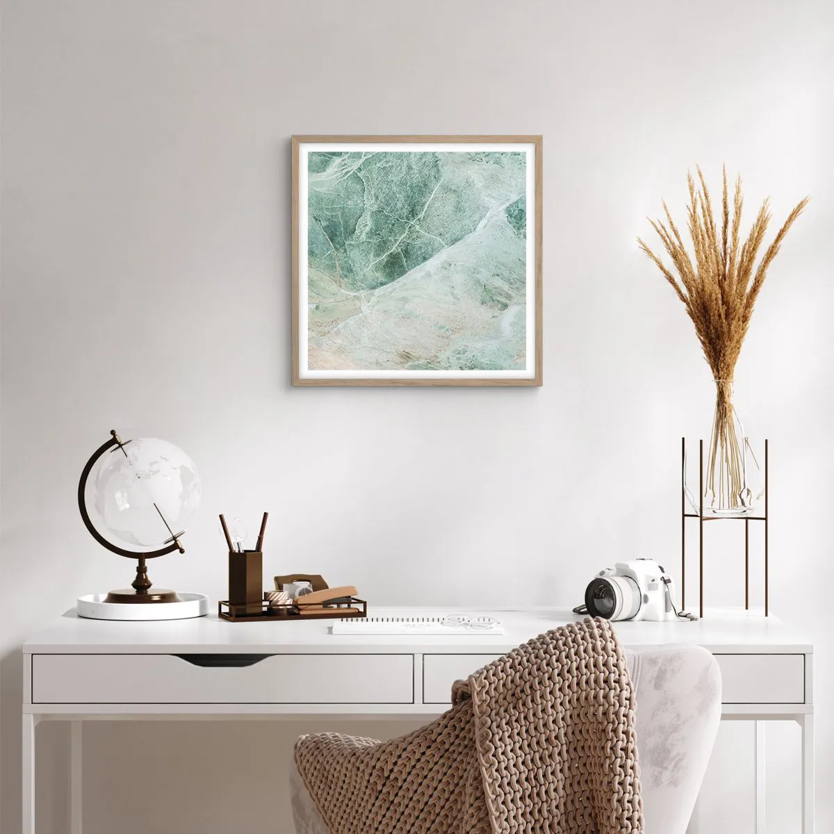 Plakat i ramme af lyst egetræ - Den ædle kølighed af sten - 50x50 cm