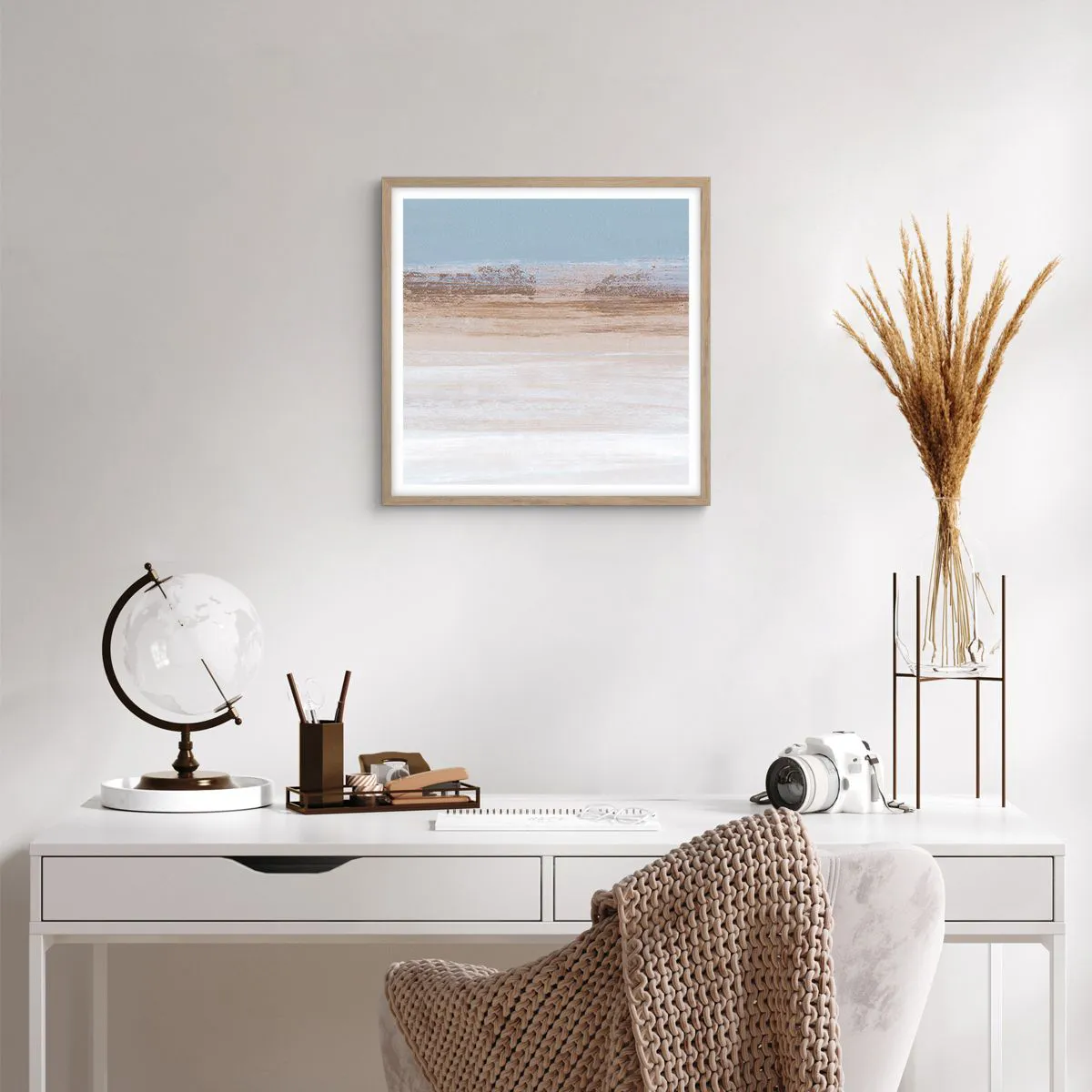 Plakat i ramme af lyst egetræ - Tvetydigt landskab - 50x50 cm