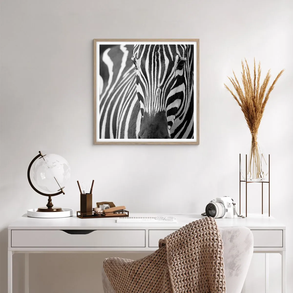 Plakat i ramme af lyst egetræ - Verden er sort og hvid - 60x60 cm