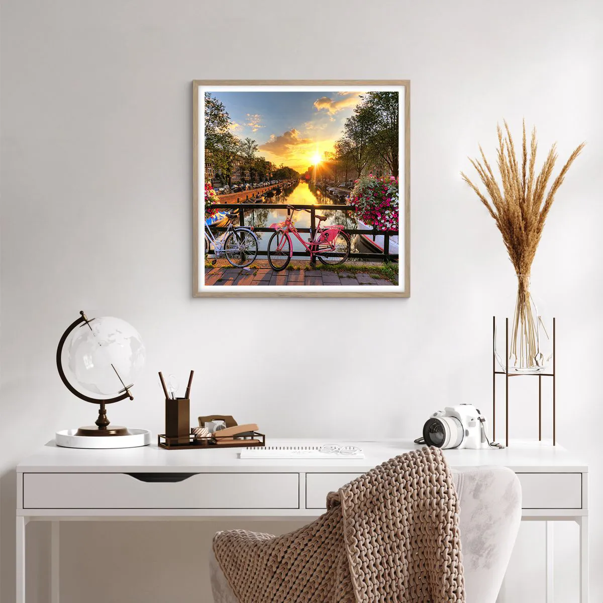 Poster in einem Rahmen aus heller Eiche - Frühlingsmorgen in Amsterdam - 60x60 cm