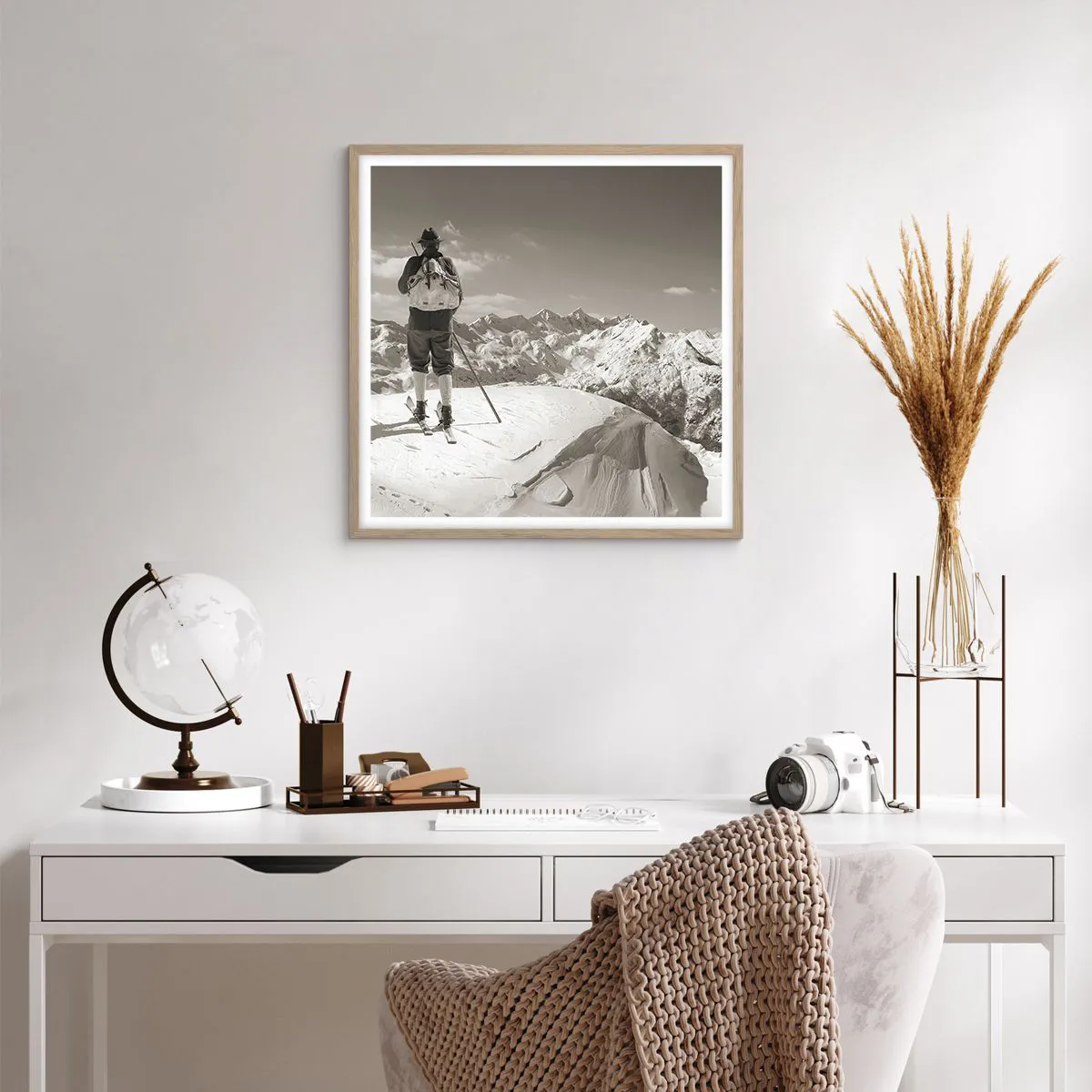 Poster in einem Rahmen aus heller Eiche - Und die Berge bleiben unverändert - 60x60 cm