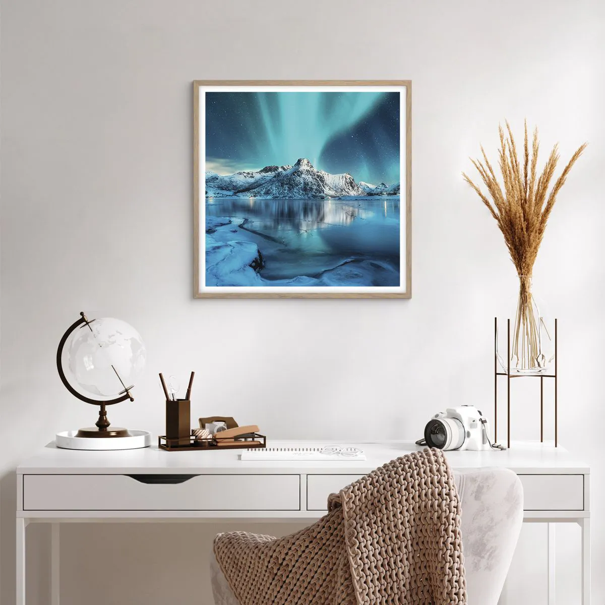 Poszter világos tölgy keretben - Fénynek az éjszakában - 60x60 cm