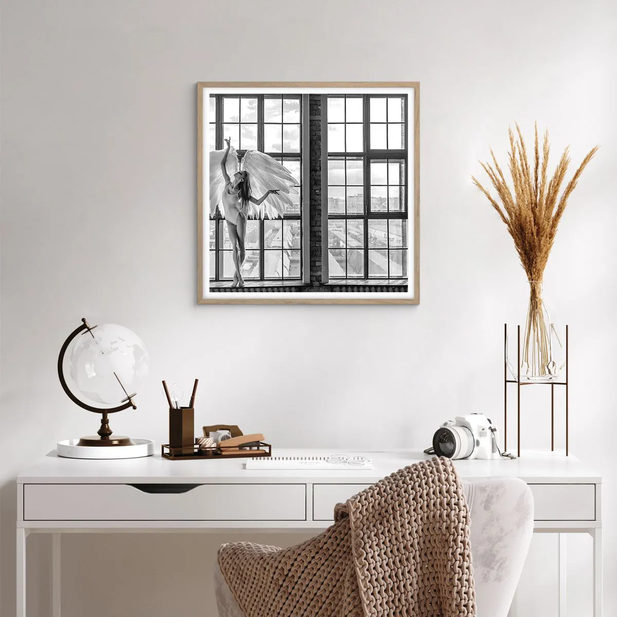 Plakat i ramme af lyst egetræ - Englenes by? - 60x60 cm