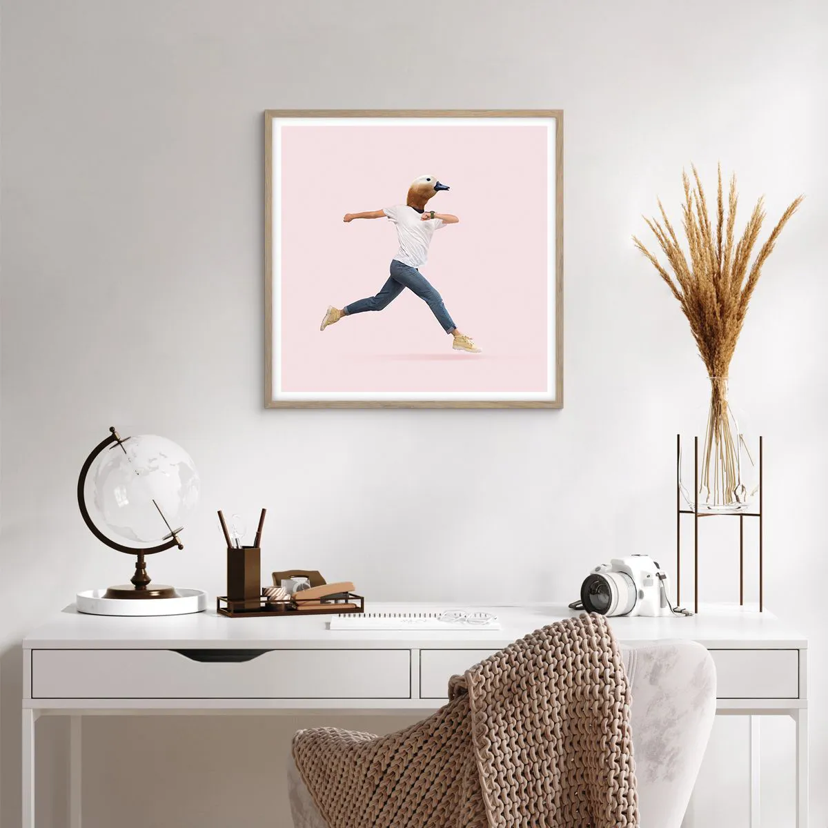 Een poster in een licht eiken lijst - Een snufje absurditeit - 60x60 cm