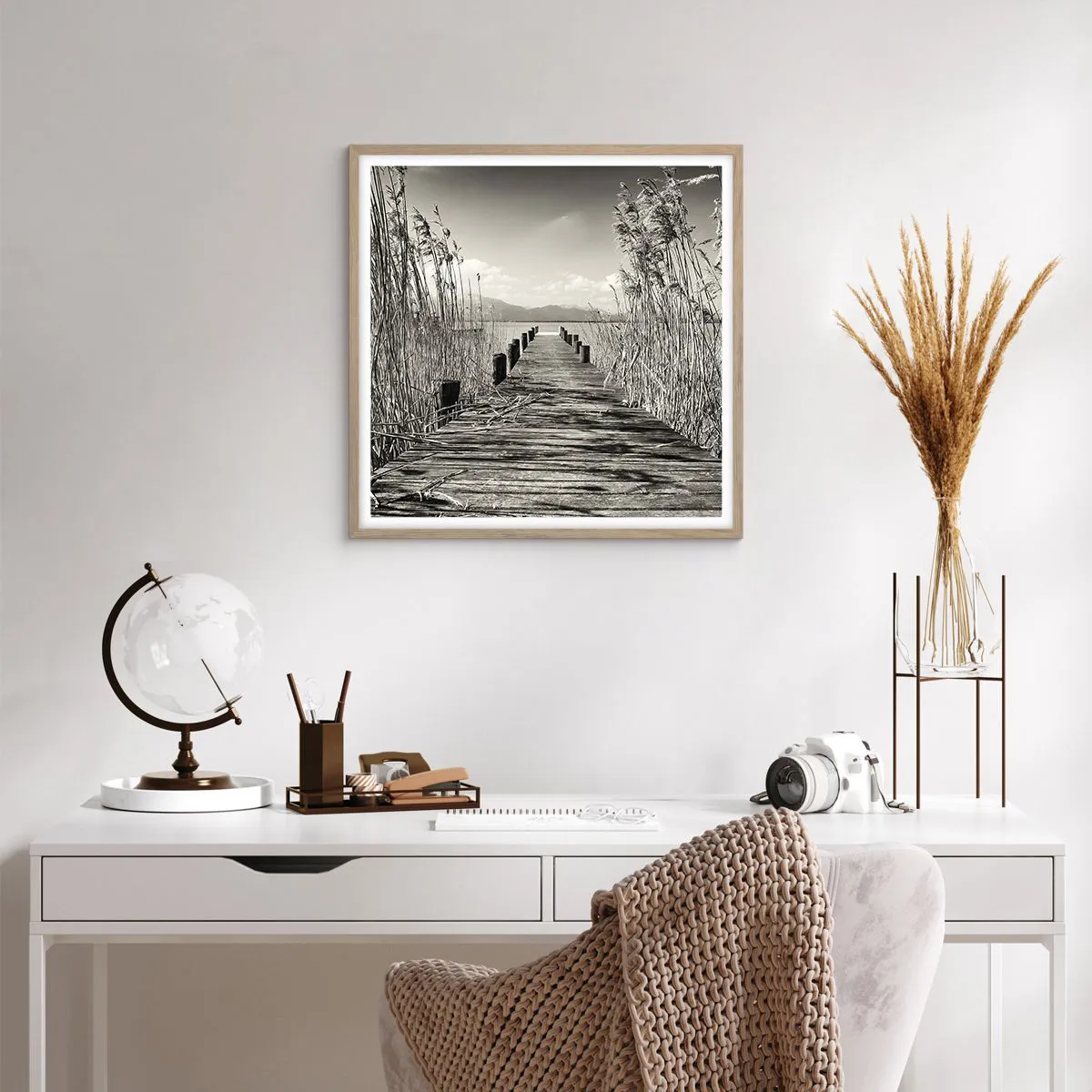 Plakat i ramme af lyst egetræ - I græssernes fred - 60x60 cm