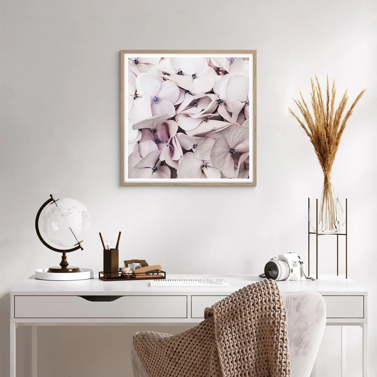 Poster în ramă de stejar deschis - Într-un potop de flori - 60x60 cm