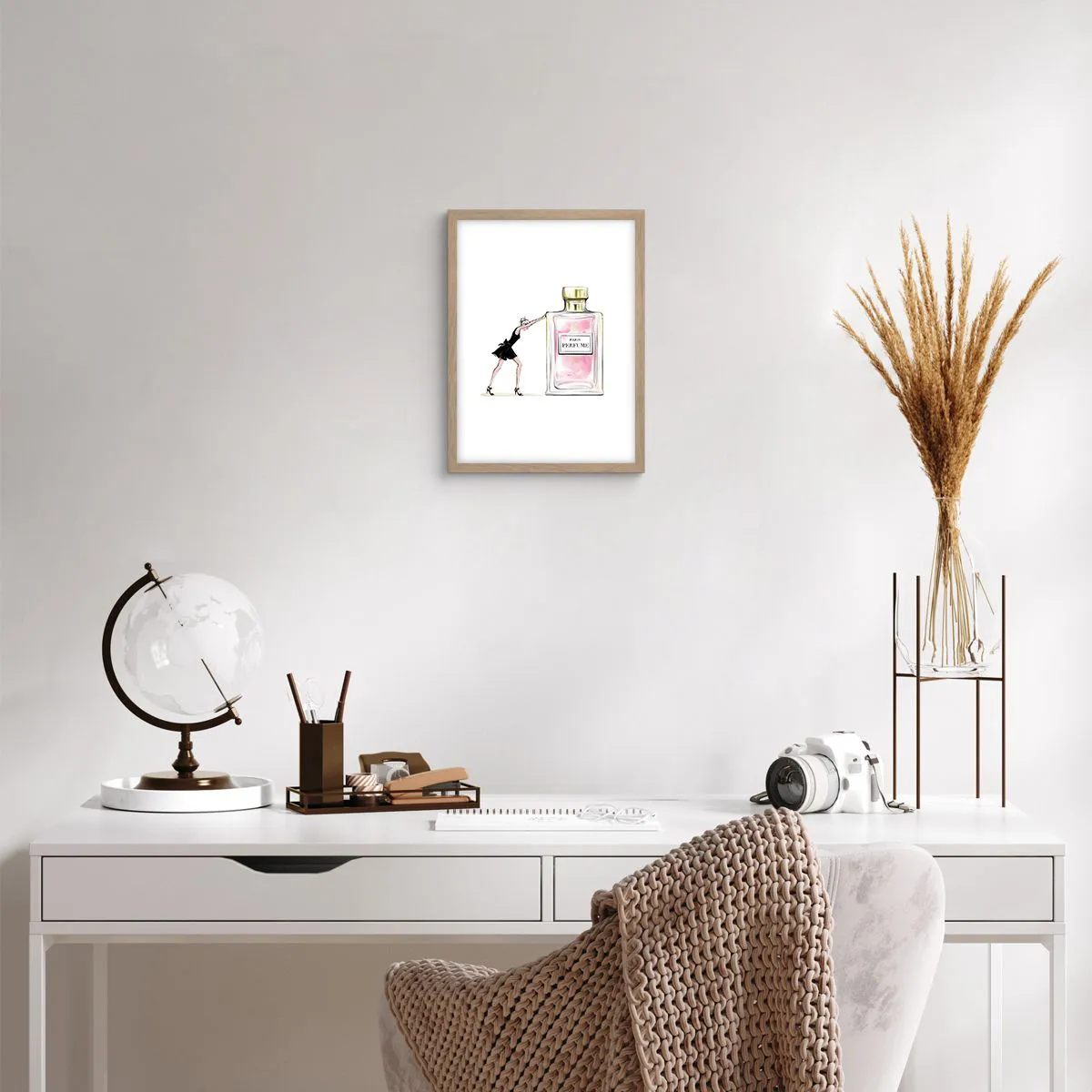 Plakat i ramme af lyst egetræ - Essensen af kvindelighed - 30x40 cm