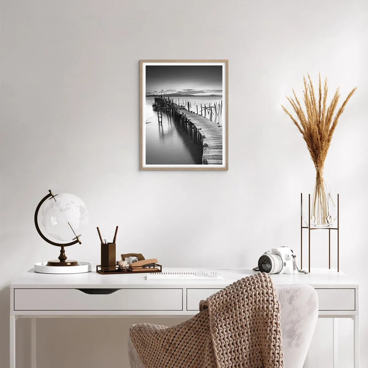 Affiche dans un chêne clair - Poster - La paix d'un rivage oublié - 40x50 cm