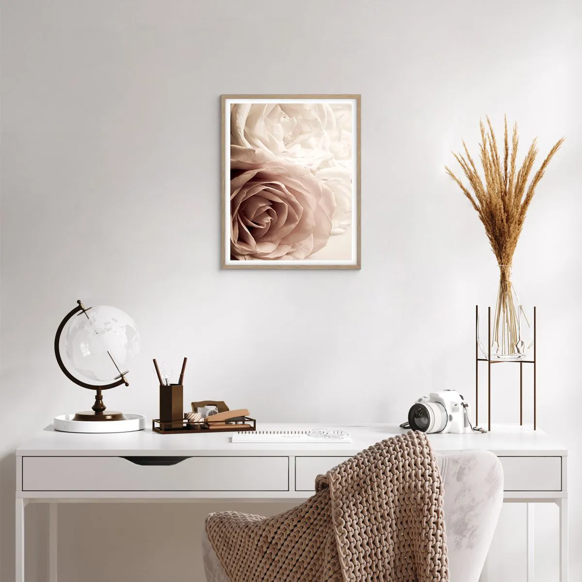 Plakat i ramme af lyst egetræ - I rosens hjerte - 40x50 cm