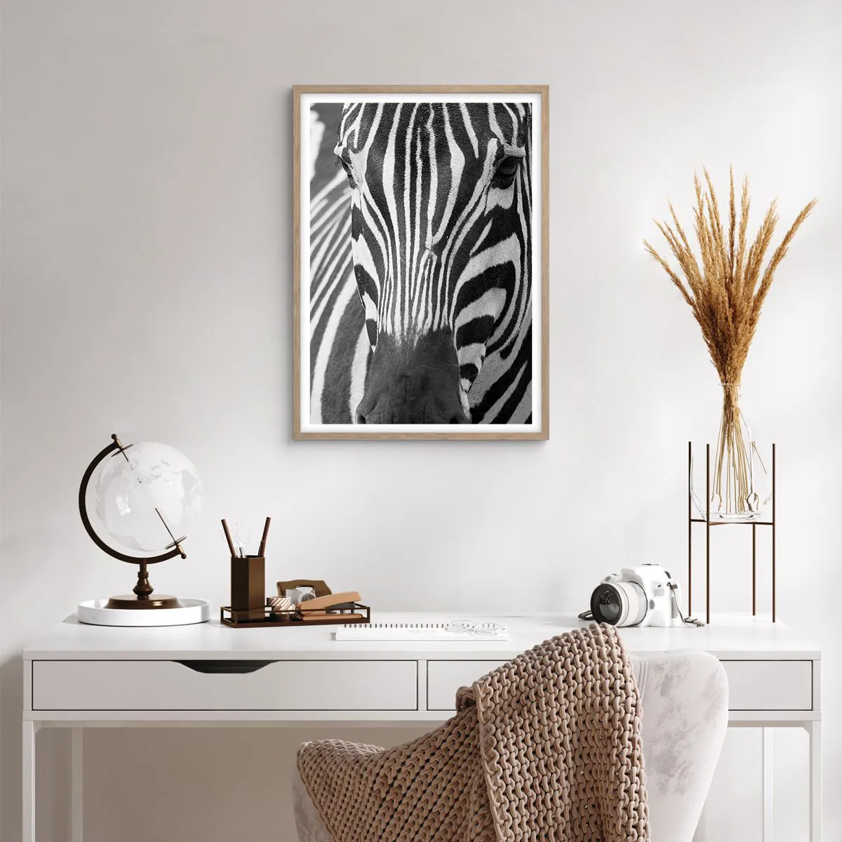 Plakat i ramme af lyst egetræ - Verden er sort og hvid - 50x70 cm