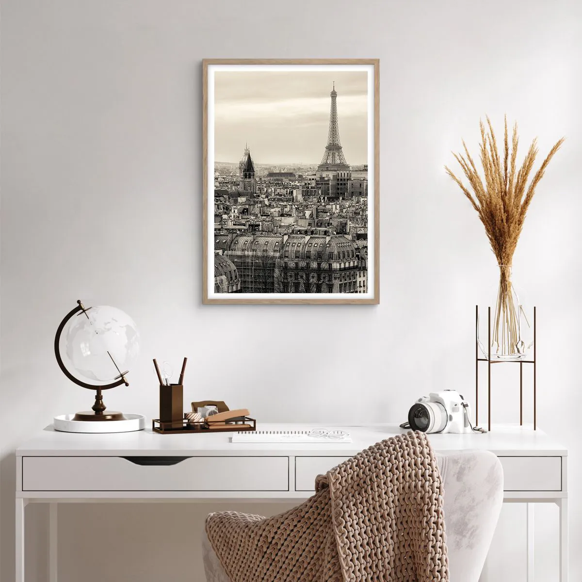 Plakat i ramme af lyst egetræ - Over Paris' hustage - 50x70 cm