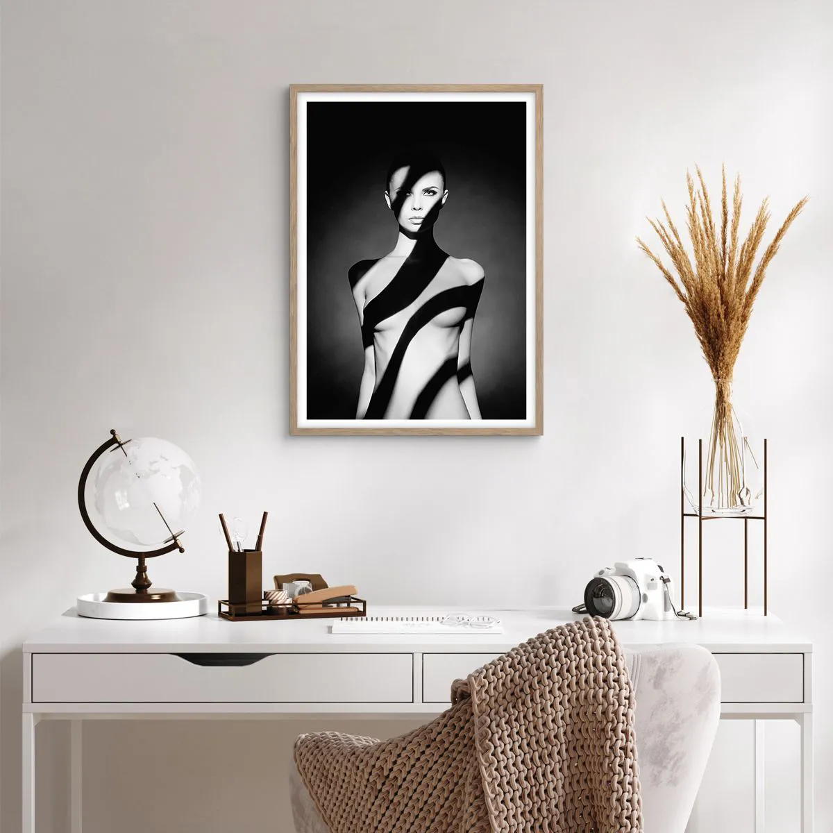 Plakat i ramme af lyst egetræ - I blænding og skygge - 50x70 cm