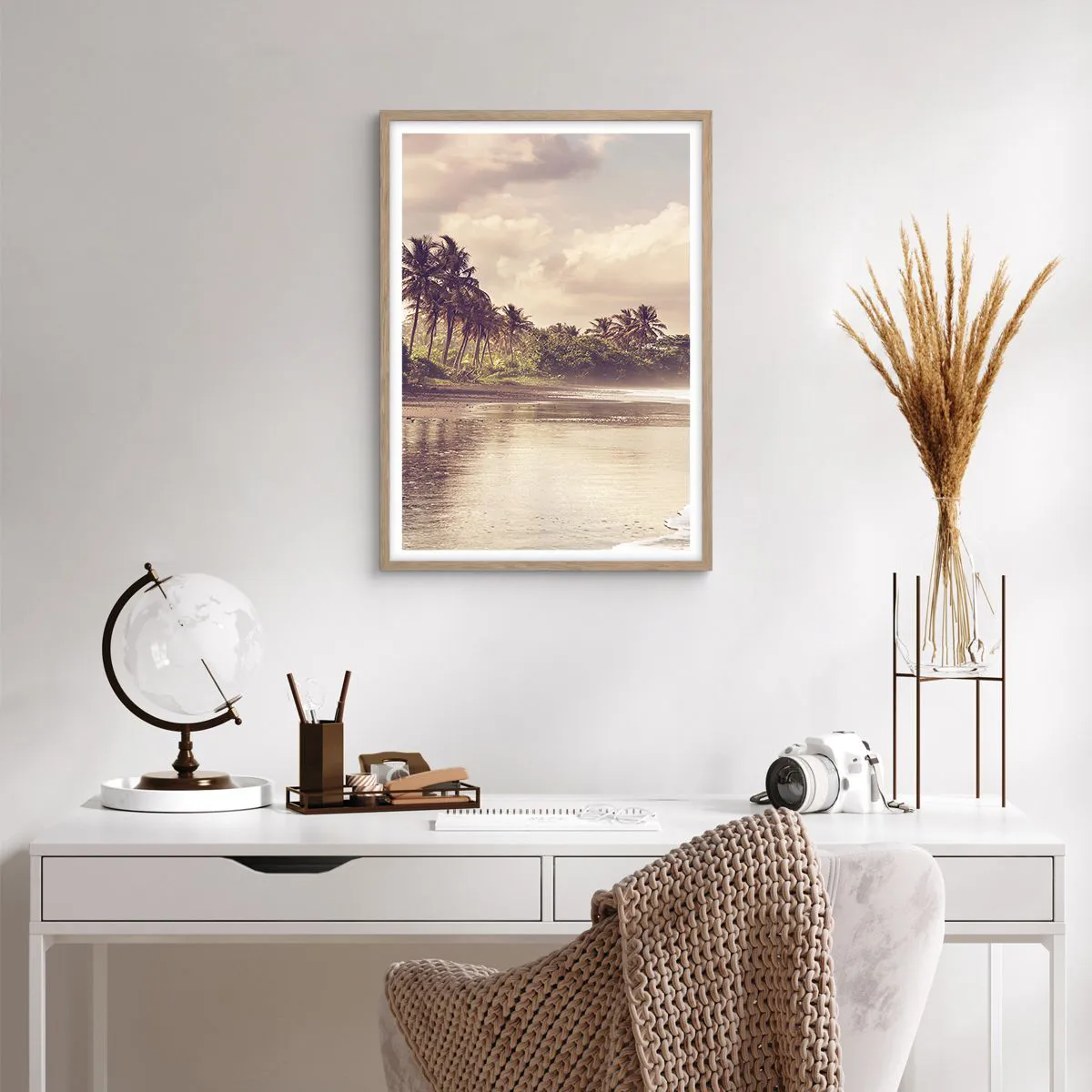 Affiche dans un chêne clair - Poster - La caresse des vagues - 50x70 cm