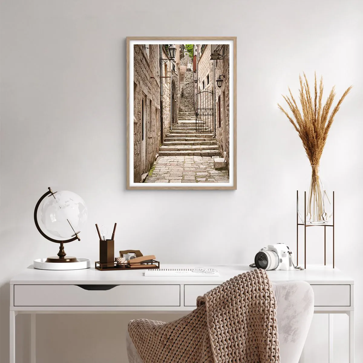 Poszter világos tölgy keretben - Varázslatos régi sikátor - 50x70 cm