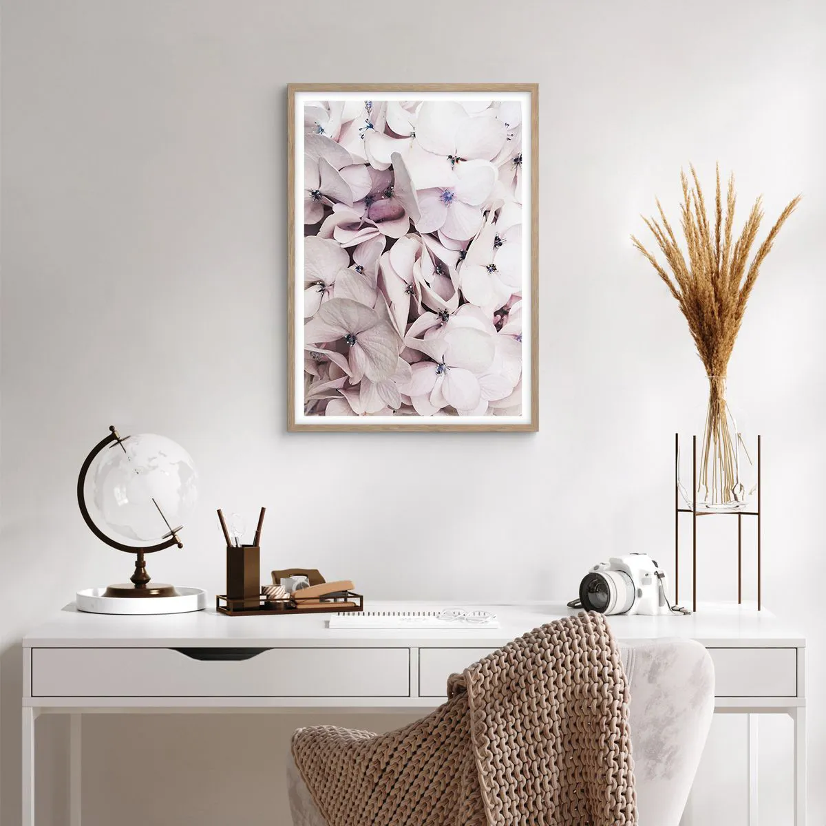 Plakat i ramme af lyst egetræ - I en flod af blomster - 50x70 cm