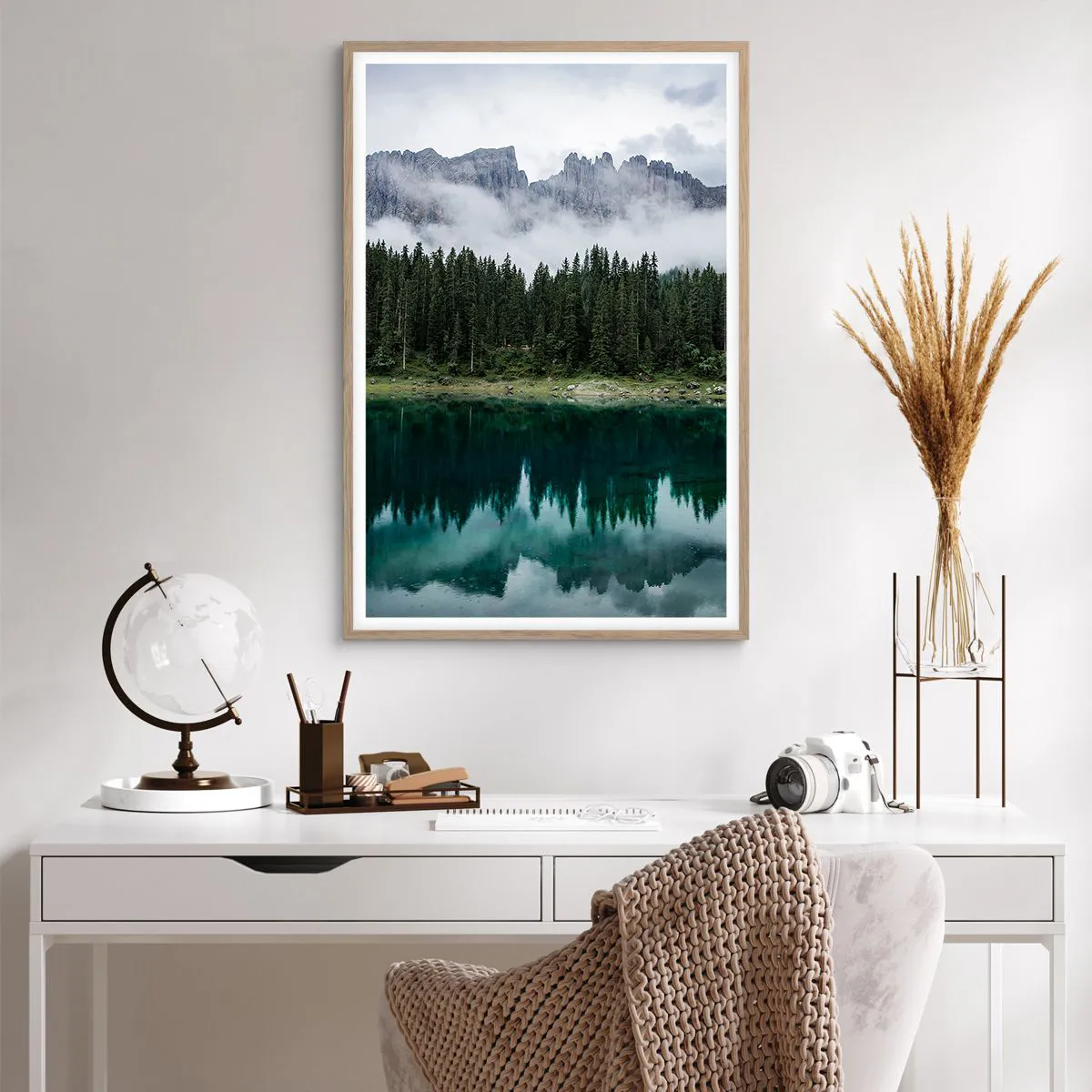 Affisch i ram av ljusek - Tyst, tyst, väck inte sovande vatten... - 61x91 cm