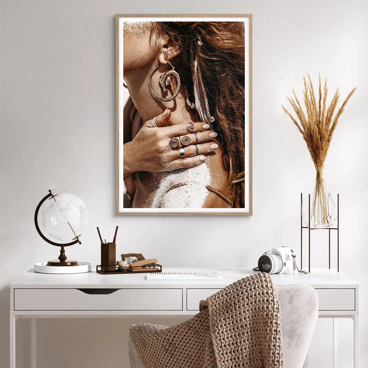 Plakat i ramme af lyst egetræ - Dronning af den vilde strand - 61x91 cm