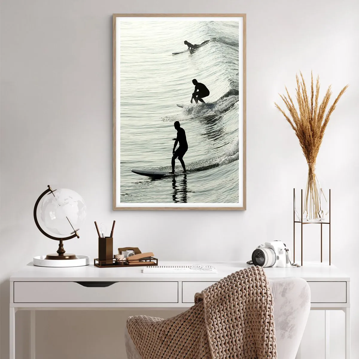 Plakat i ramme af lyst egetræ - Mødet med bølgen - 61x91 cm