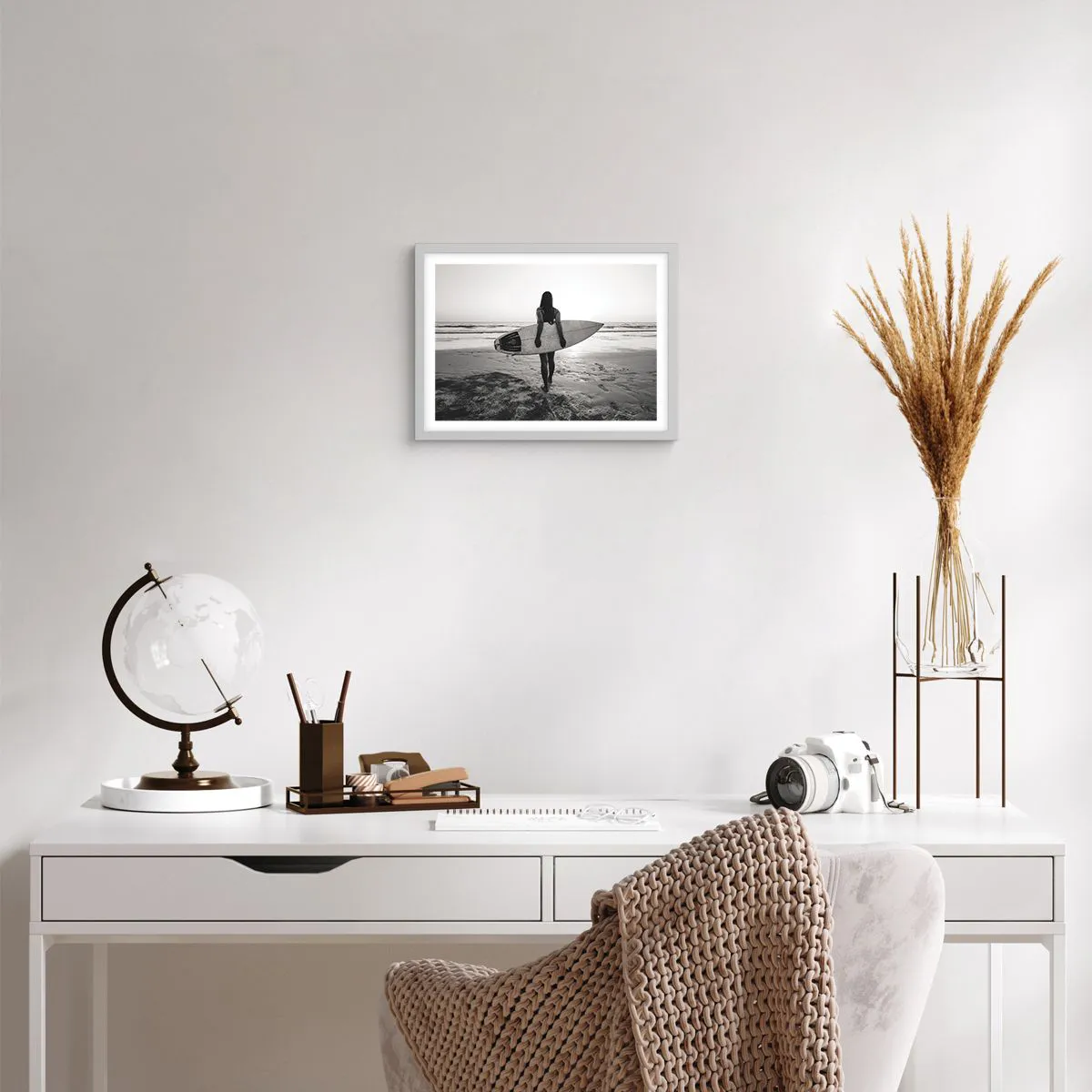 Poster in einem weißen Rahmen - Die Tochter der Meereswelle - 40x30 cm