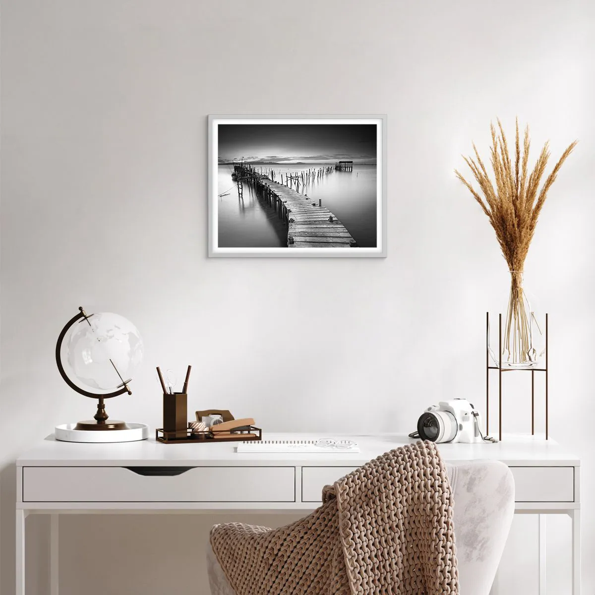 Póster en marco blanco - La calma de una orilla olvidada - 50x40 cm