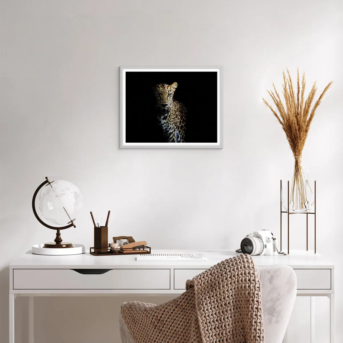 Plakat w białej ramie - Mroczne piękno - 50x40 cm