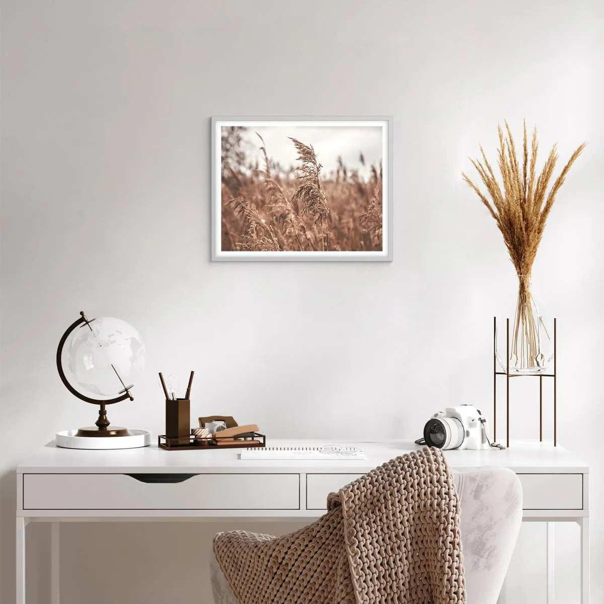 Poster in einem weißen Rahmen - Auf den Feldern ist es schon Herbst - 50x40 cm