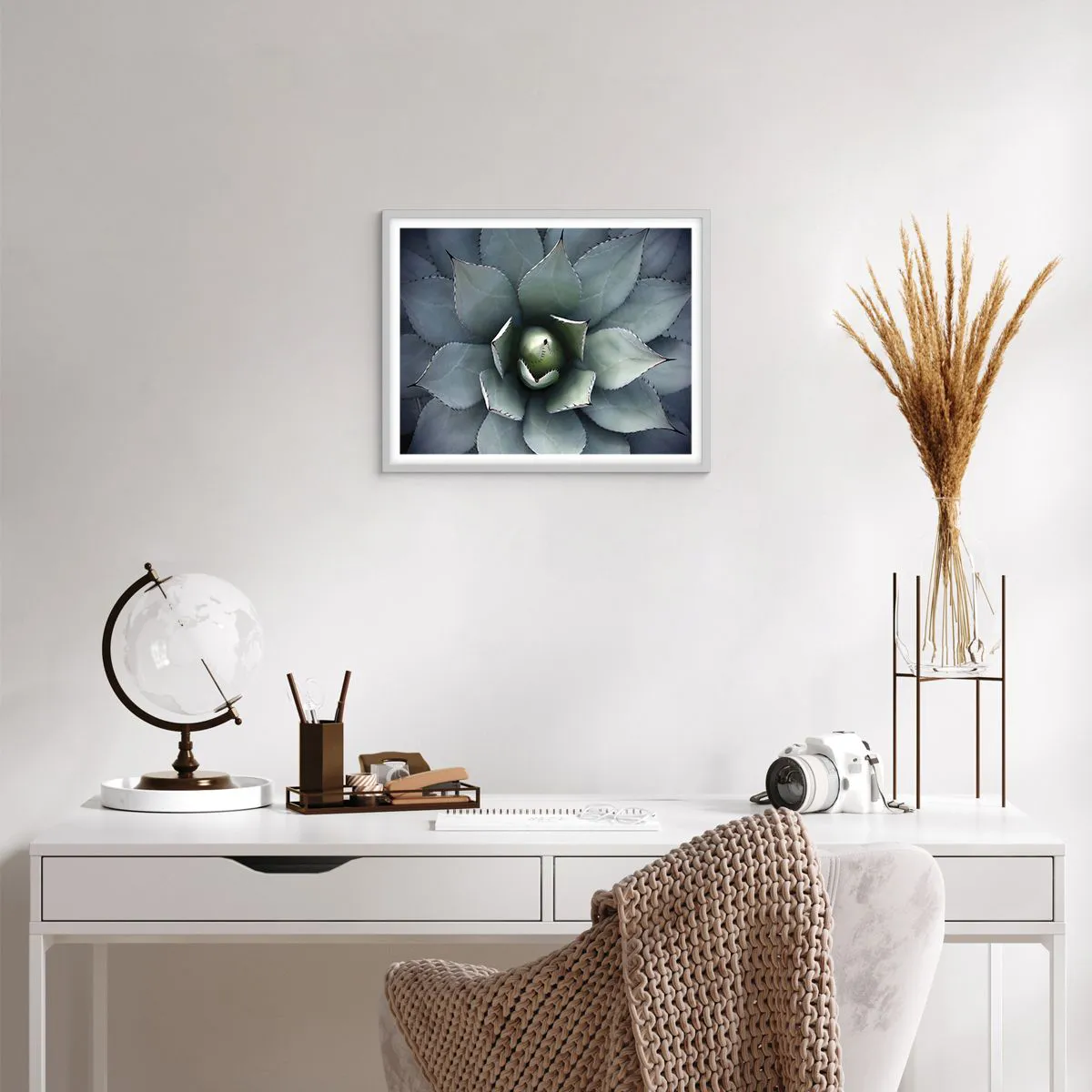 Plakát v bílém rámu - Svádí a varuje - 50x40 cm