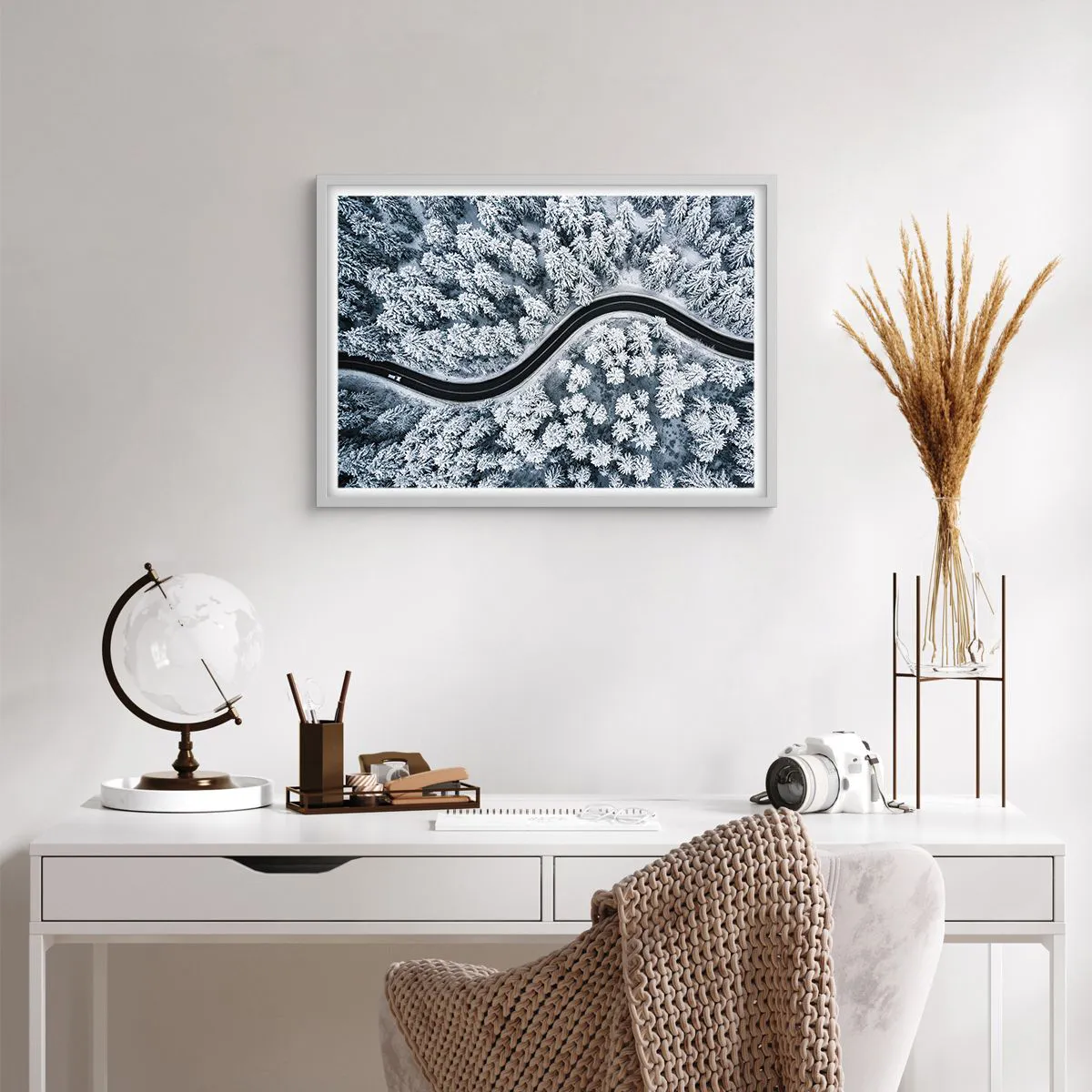 Poster în ramă albă - Prin pădurea de iarnă - 70x50 cm