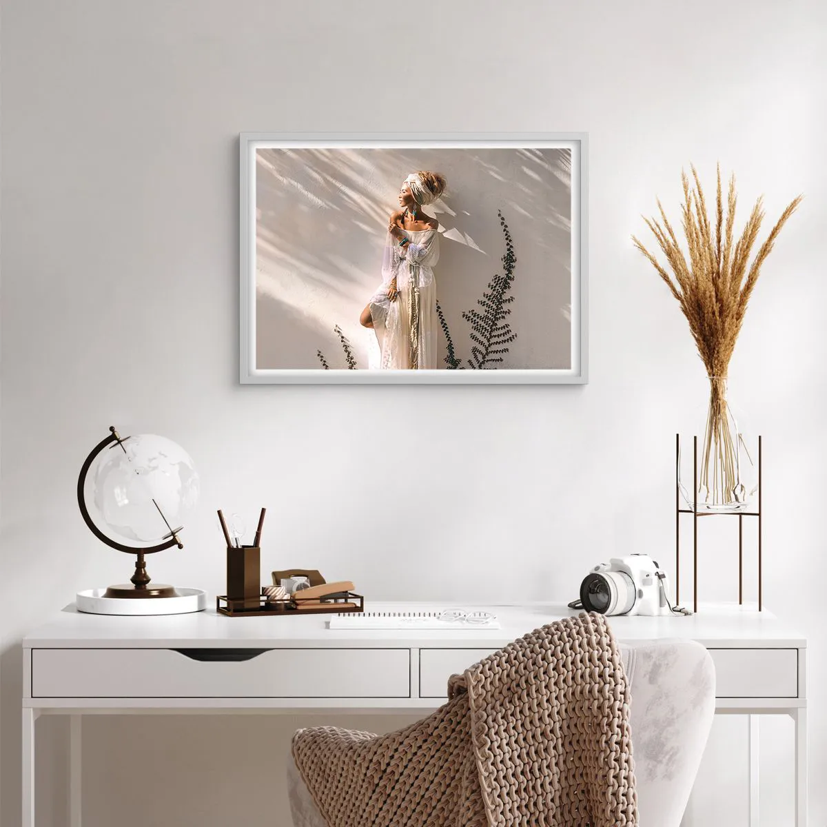 Plakat w białej ramie - Słońce i dziewczyna - 70x50 cm