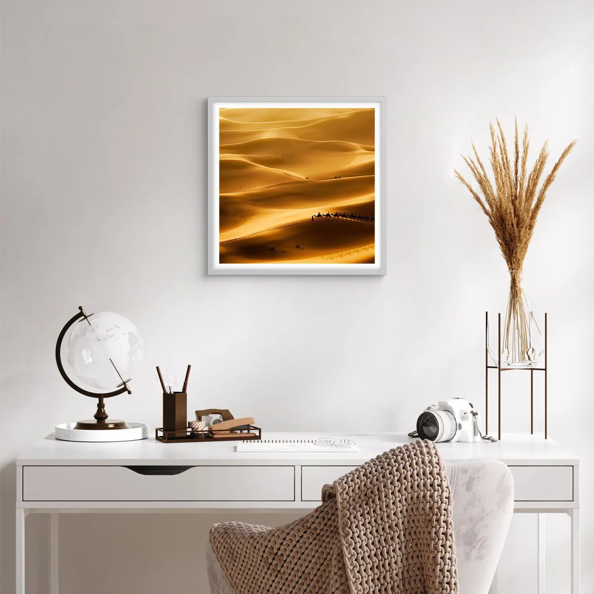 Plakat w białej ramie - Karawana na falach pustyni - 40x40 cm