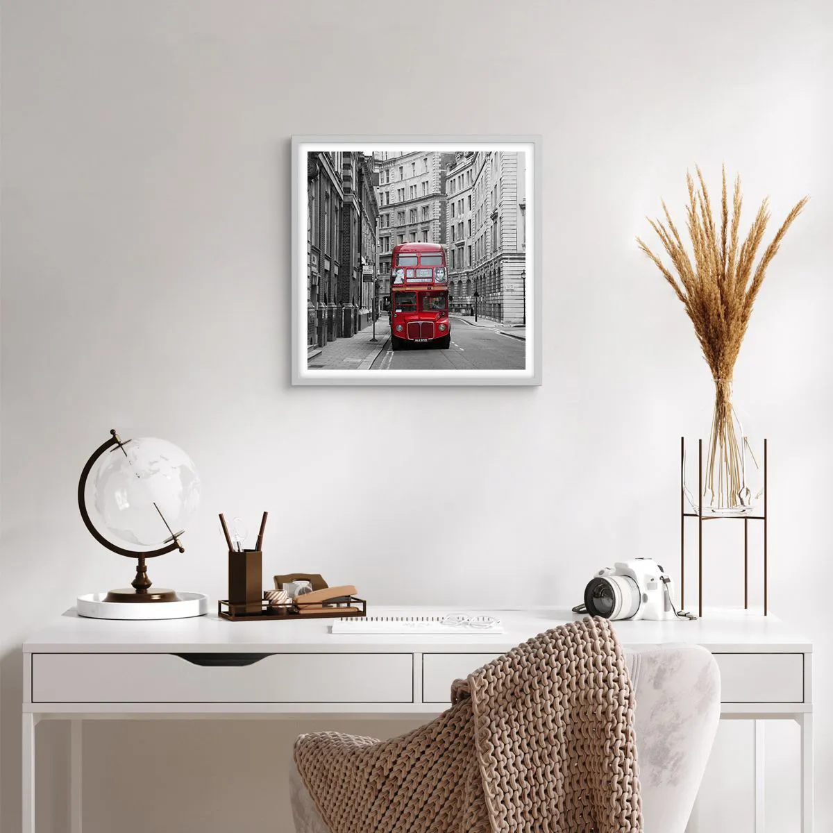 Poster in einem weißen Rahmen - Der Alltag muss nicht grau sein - 40x40 cm