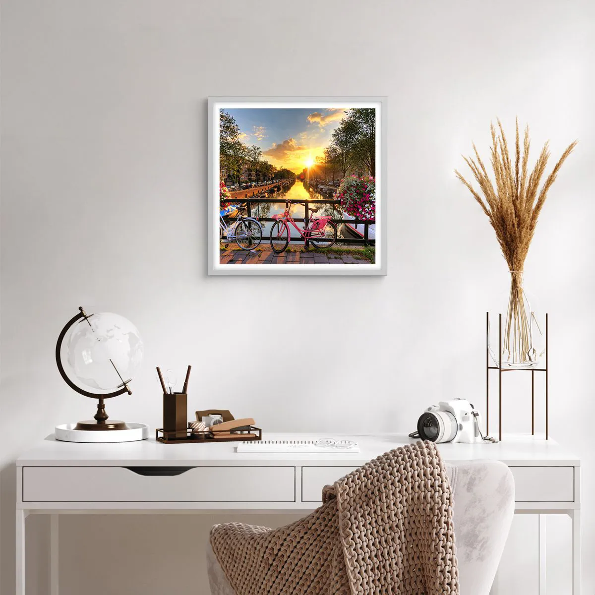 Poster in einem weißen Rahmen - Frühlingsmorgen in Amsterdam - 40x40 cm