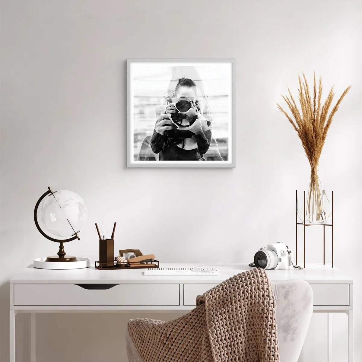 Affisch i vit ram - Skapare och material - 40x40 cm