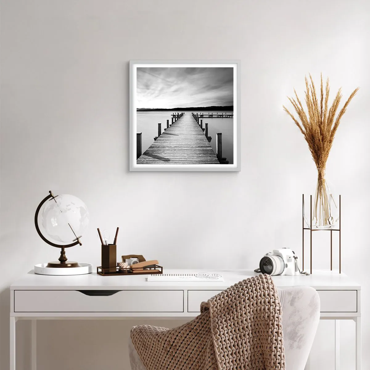 Affisch i vit ram - Vattnet - lugnet - 40x40 cm