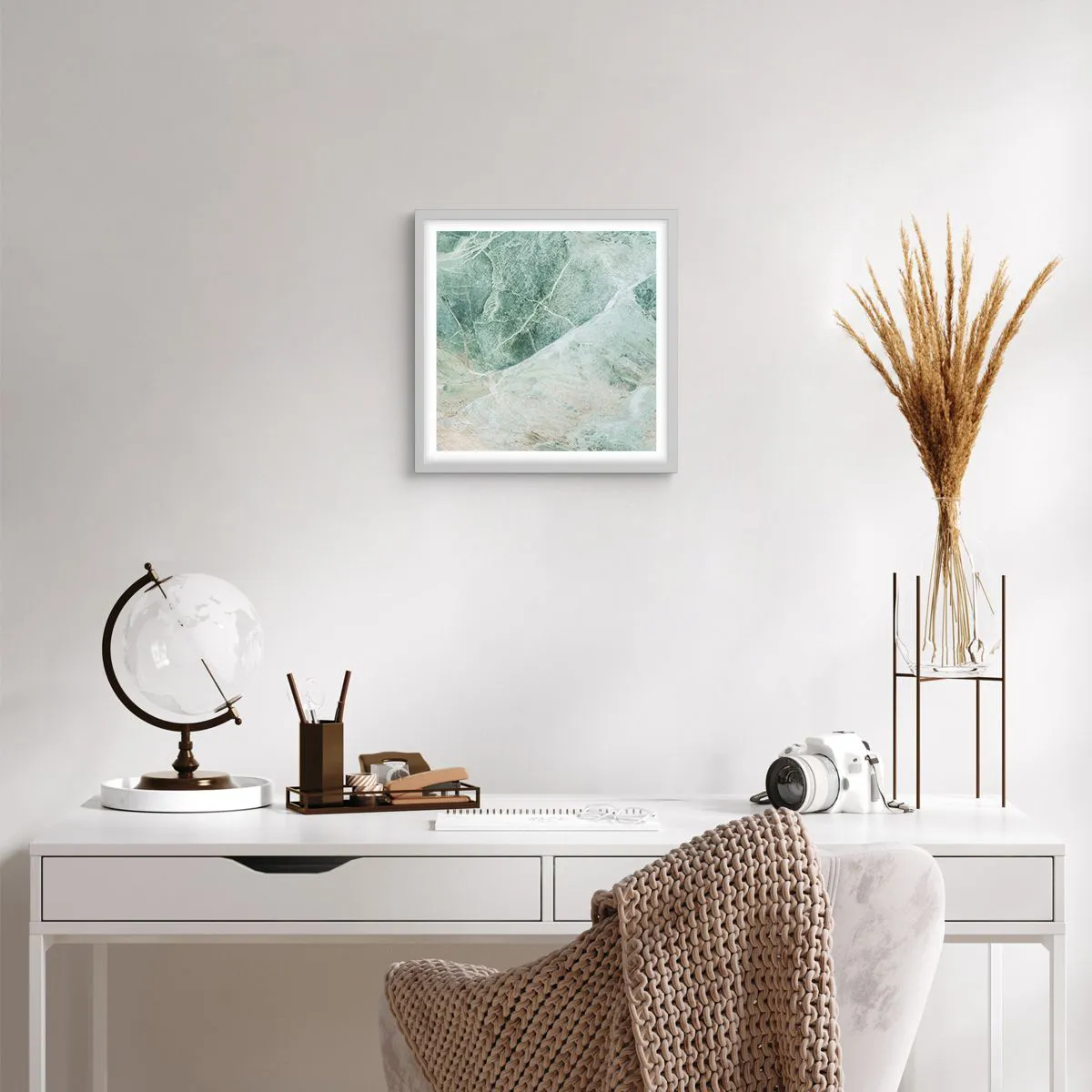 Poster in einem weißen Rahmen - Edle Kälte des Steins - 40x40 cm