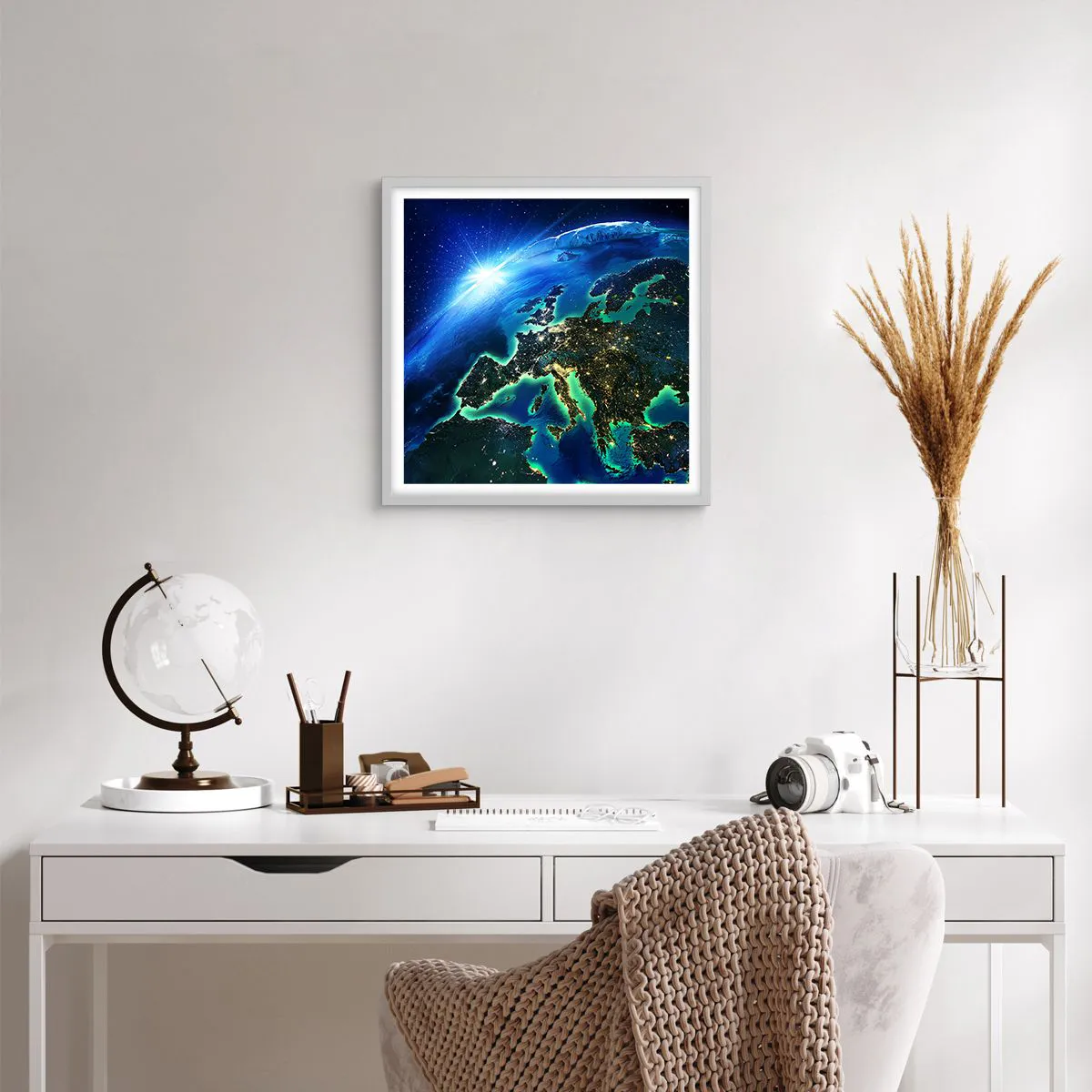 Plakat i hvid ramme - Et funklende Europa - 50x50 cm