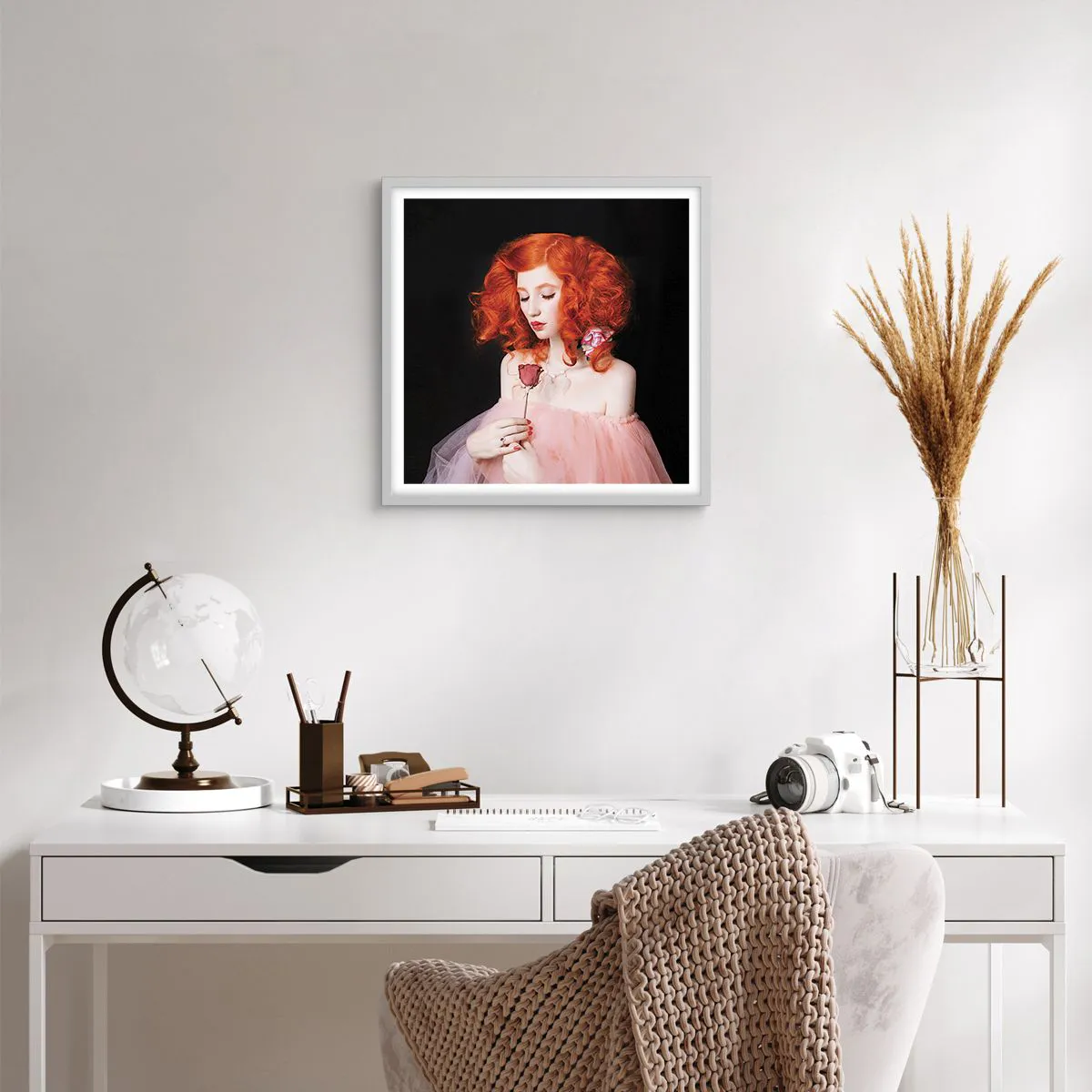 Affisch i vit ram - I Barockstil - 50x50 cm