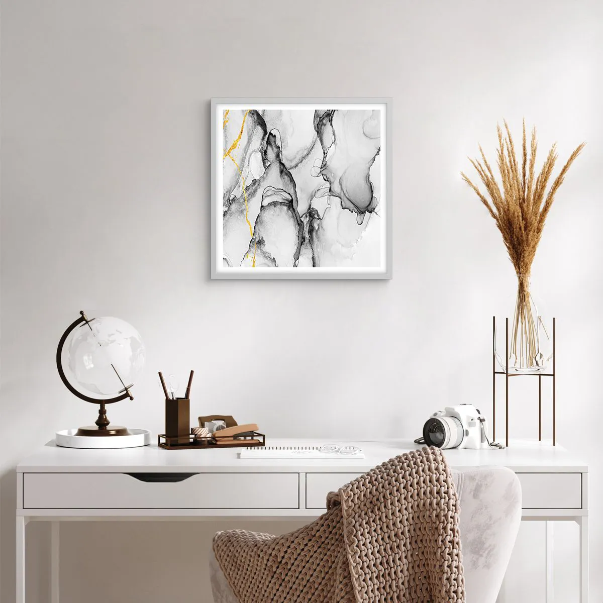 Affisch i vit ram - Komposition med guldmotiv - 50x50 cm