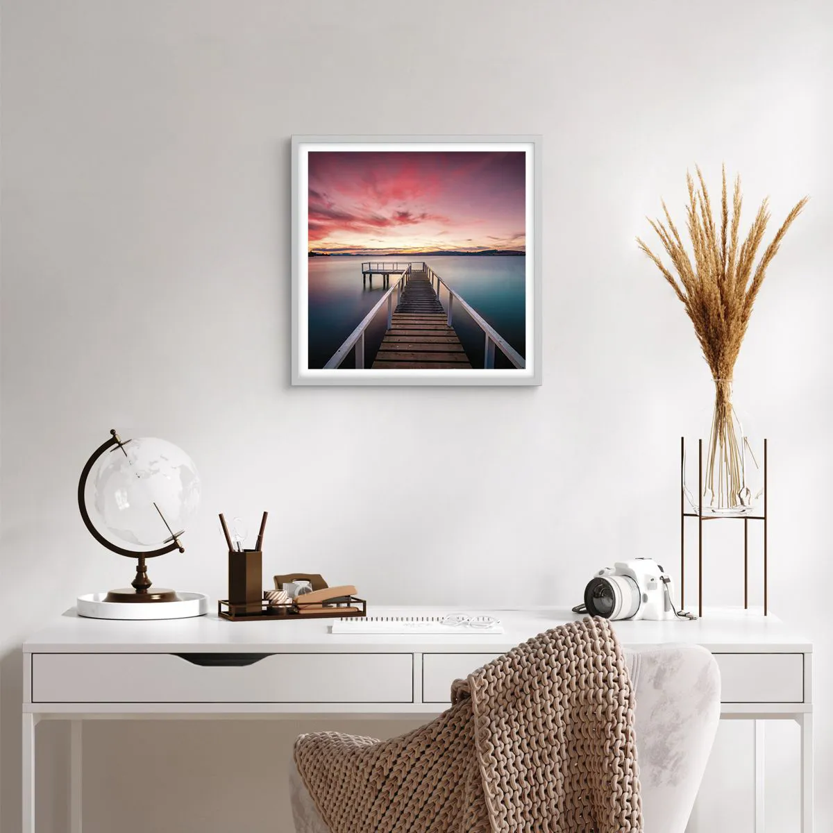 Poster in einem weißen Rahmen - Die sanfte Flamme des Abends - 50x50 cm