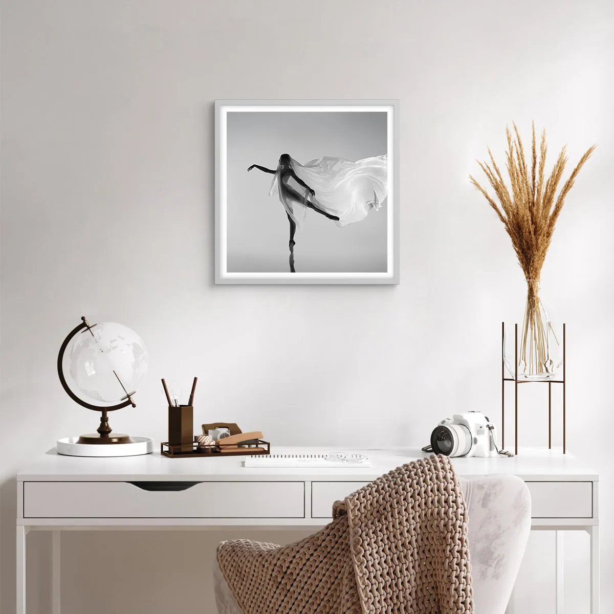 Plakat w białej ramie - Lekkość i wdzięk - 50x50 cm