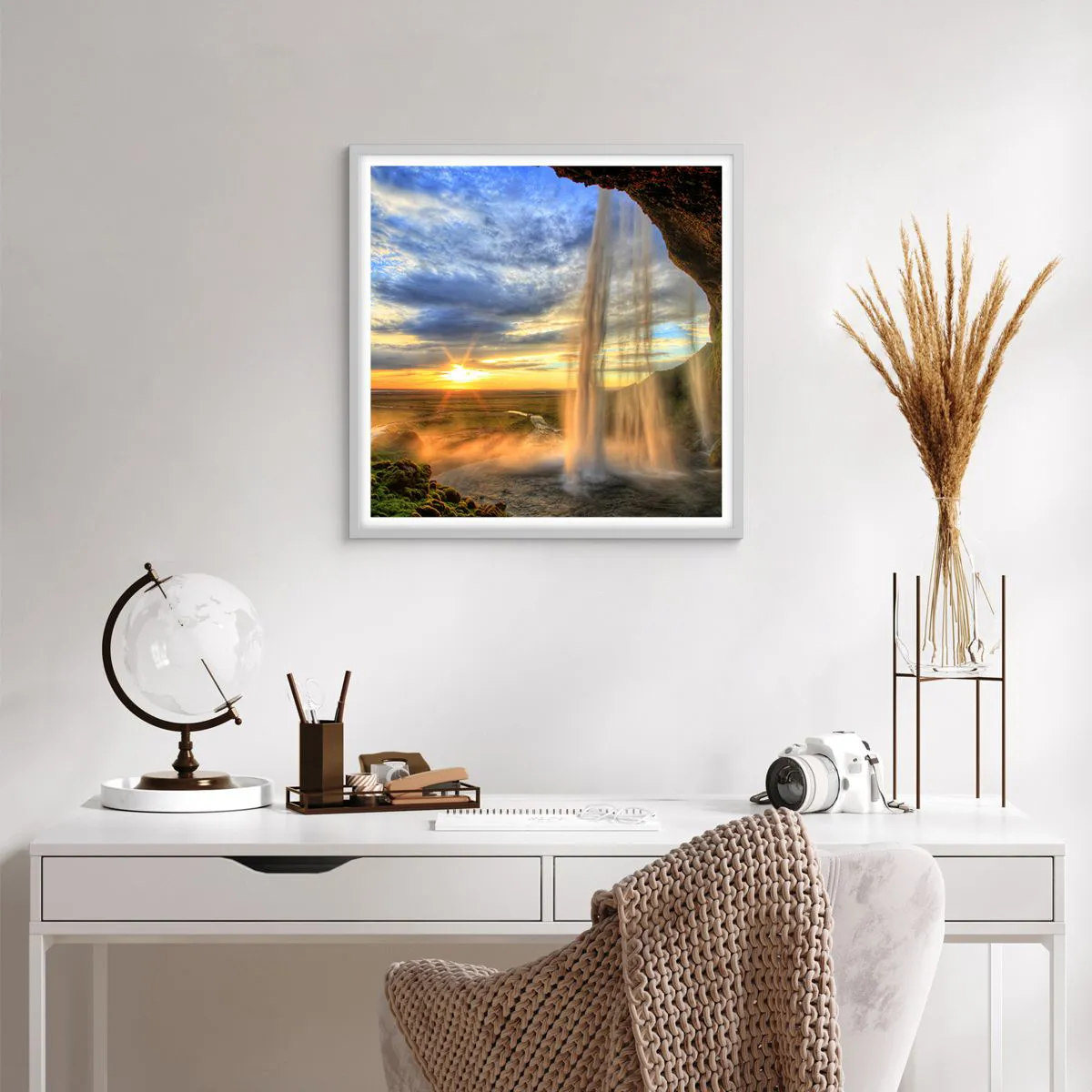 Affisch i vit ram - Världen bakom ridå av droppar - 60x60 cm